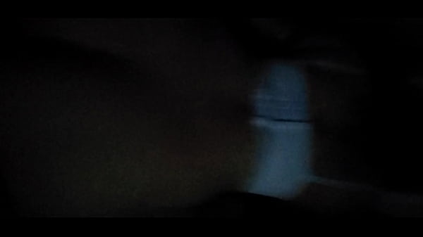 Comiendo en el sillon