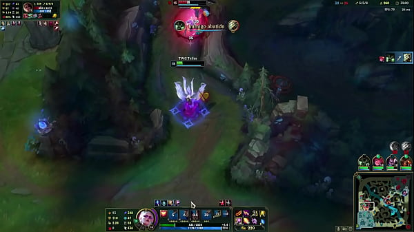 Loira no beco contra duas mulheres e um cara barbudo