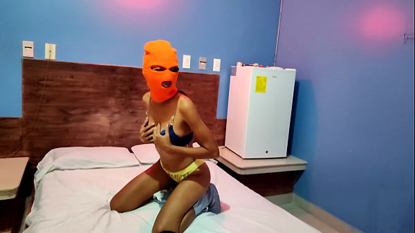 MI HERMANASTRA MORENA ME DICE QUE DESEA CELEBRAR EL DIA DE LA BRUJAS  EN UNA CAMA DE HOTEL. ELLA SE PONE UNA MASCARA Y MENEA SU CUERPO Y CADERAS MUY SEXY. finalmente ella se desnuda para mi