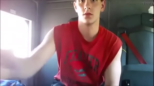 Este joven gay bombero esta muy caliente 