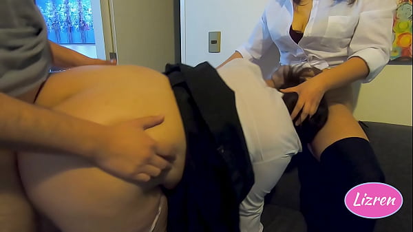 Dos estudiantes le chupan el pico al profesor