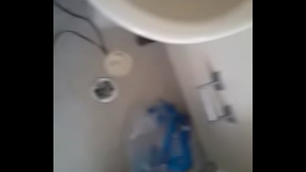 mi amiga con un desodorante