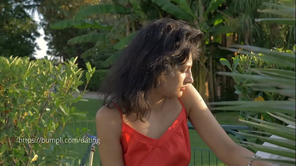 Jolie brune sexy et charnelle en manque de sexe