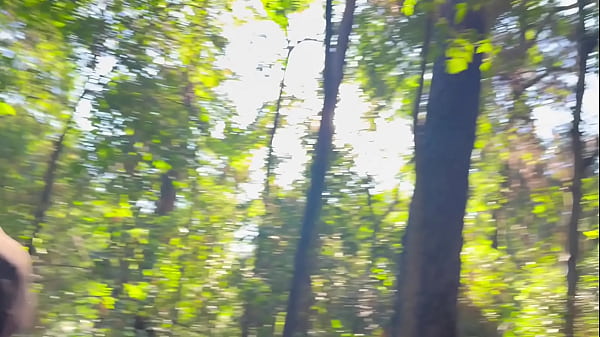 Dentro do mato ela fica peladinha gostosa demais bunda grande e peitinho de ninfetas  