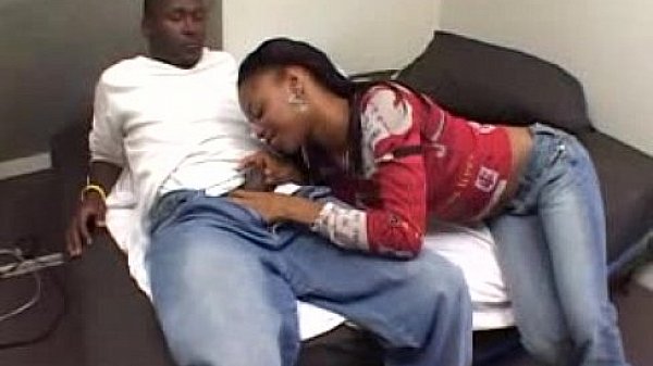 Pareja negra filmada mientra cogen