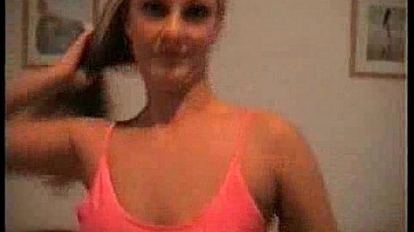 Amateur licking some guy's dick in a hotel room - BoysIQ