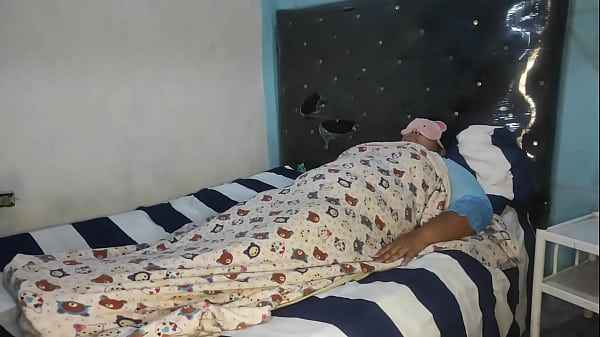 en su cama mientras todos no estan en la casa siempre eh tenido la fantasia de follarme a mi