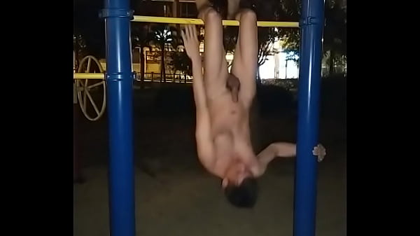 台灣騷男-何品霖 變態野外倒吊打手槍 討路人幹 欠幹騷逼