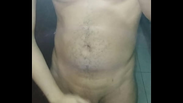 Garoto branco brincando com a piroca rola pau 