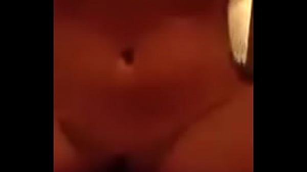 Gostosa sentando com prazer