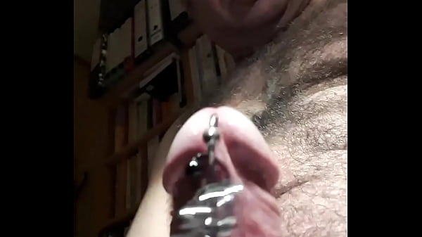 Un gran pajote con muchos piercings colgando del pr&iacute;ncipe Alberto - AnzzoSan 