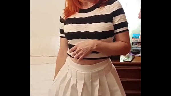 Encuentro a mi suegra desnuda cuando mi novia no est&aacute; en casa y termino follandome a la mama de mi novia