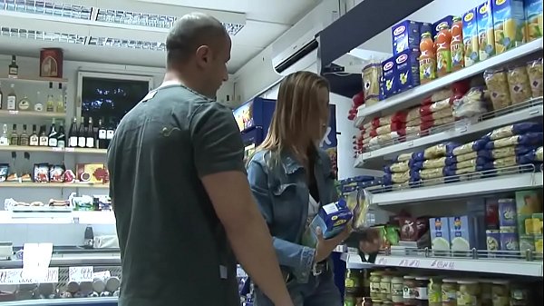 Priscilla fa un pompino alla cassa a un cliente che non sa come pagare