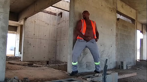 Trabalhador gozando na obra  