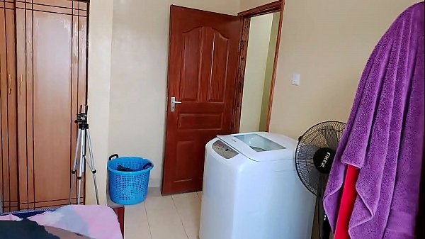 सौतेला भाई संगरोध के दौरान सो रहा है (1) 