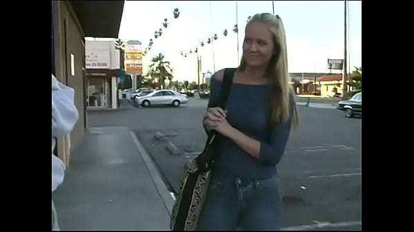 Blonde Bianca Pureheart gets deep pressing pussy after perfect blowjob 