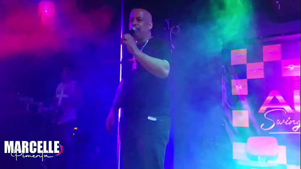 Grupo de meninas transando com stripper no palco da boate