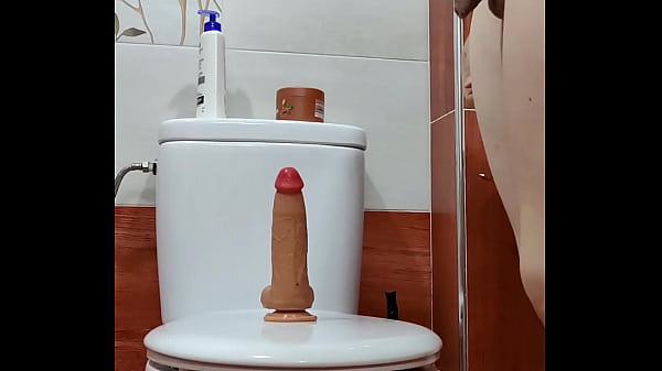 Me lo meto entero por el culo mi dildo  