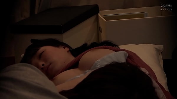 大学の友達と、友達の彼女と3人で宅飲み。そのまま雑魚寝してしまったが&hellip;。目を覚ますと、無防備に眠る彼女の姿が。●いに任せてちょっとイタズラをするだけのつもりが、 https://x.gd/4FEjE