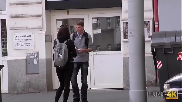 HUNT4K. Langweiliger Hahnrei wird daf&uuml;r bezahlt, zu sehen, wie seine Freundin zur Schlampe wird 