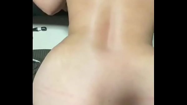 嫁マンコにバックから挿入