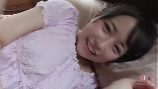 ベッドの上でミルクを飲んだり、生クリームを乳首に付けたり