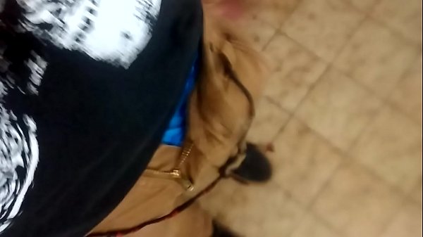 Menino dotado se masturbando na cozinha.  