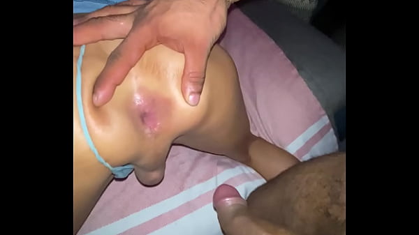 NAO AGUENTEI E GOZEI DENTRO NO CU APERTADO DESSA SHEMALE MAGRINHA DELICIOSA