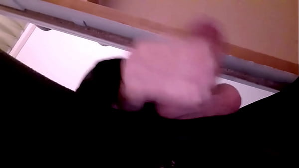 John Evan spielt mit seinem riesigen Schwanz  