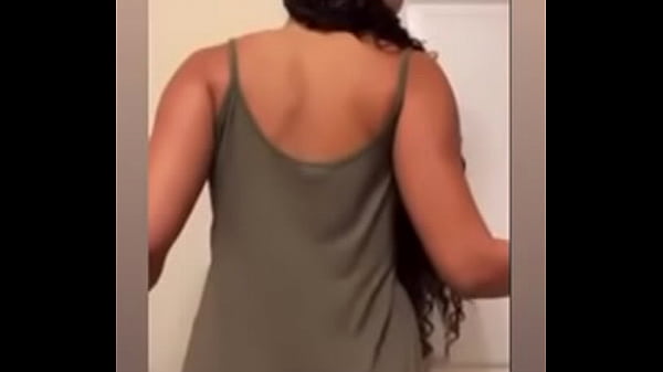 Brittany moviendo su culo  