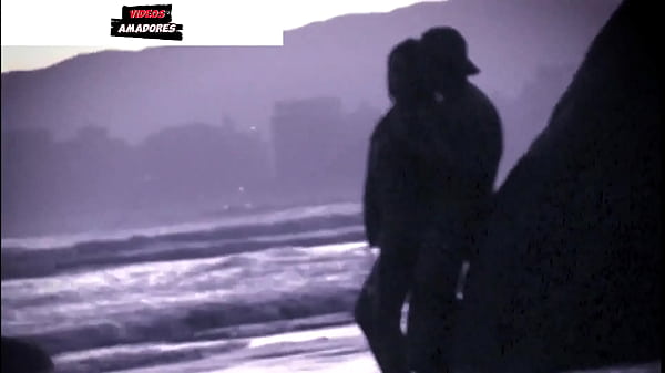 Casal fazendo sexo escondido nas pedras