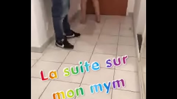 Le Livreur Me drague ,je le suce et me prend contre le mur