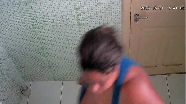 Madrasta foi gravada tomando banho pelo seu enteado e fudendo sua grande buceta