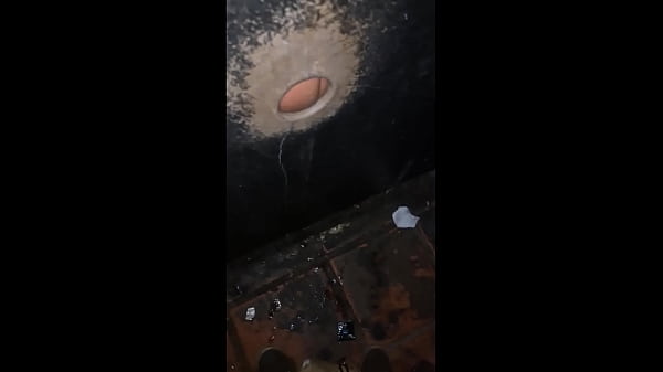 FUI NO GLORY HOLE. N&Atilde;O SABIA QUEM TAVA LEITANDO MESMO ASSIM DEIXEI TODO MUNDO GOZAR