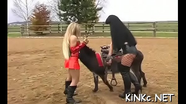 Dominatrix-bitch wraps up her serf