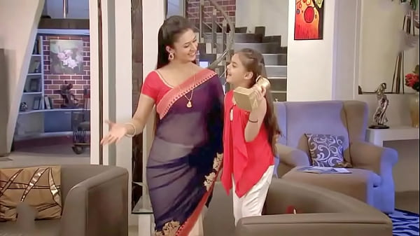 Divyanka Tripathi Hot Cleavage & Navel