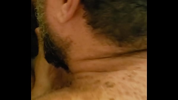 chic&atilde;o fazendo o que mais gosta 