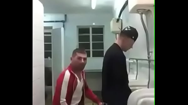Sexo gay en el ba&ntilde;o