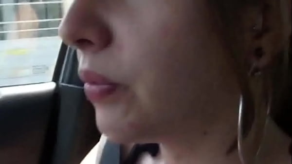 Lo sconosciuto mi ha portato a casa, mi sono inchinato per il sesso orale 