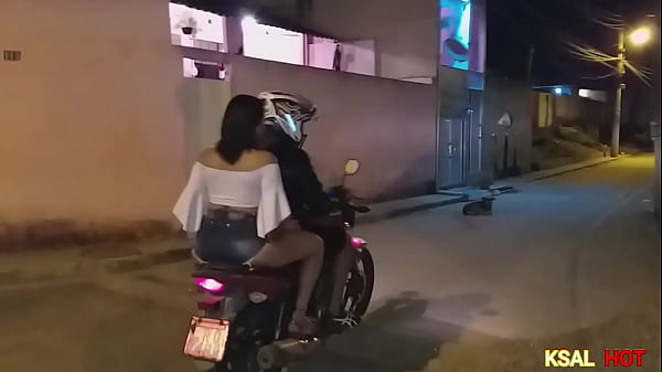 A safada Danny Hot fodeu com motoboy dotado  