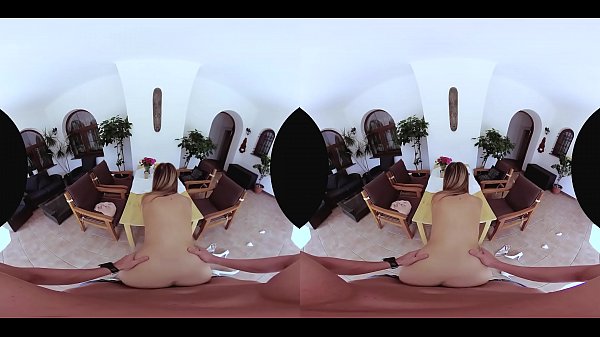 This Girl Know How To Make A Sell And She's Willing To Work For It!