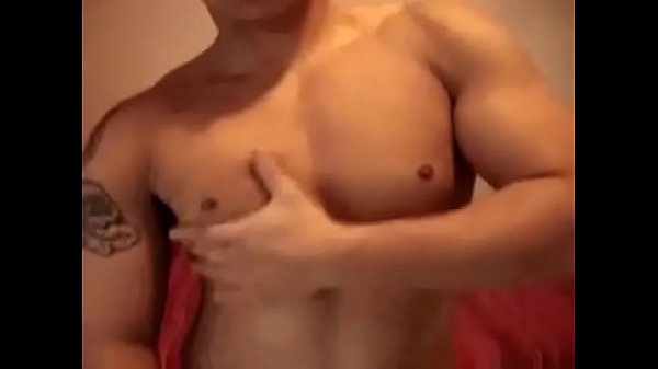 Baixinho batendo uma 