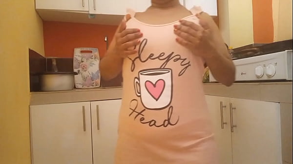 MY BIG ASS AND BUSTY STEPMOTH IN THE KITCHEN MASTURBATING WITH HER FINGERS