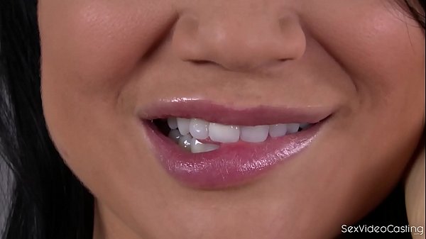 Sexy Jasmine Jae's Cock-Hardening Couch Masturbation Solo