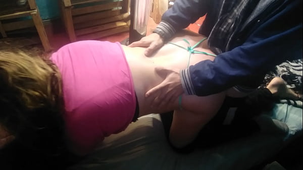 Con su tanga verde la penetro de perrito por la noche 