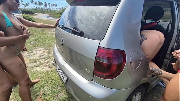 Fui de carro com minhas amigas para um matagal e fizemos uma Putaria gostosa no meio do mato