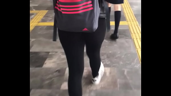 Leggins tra&iacute;a cachetero negro con encaje blanco.