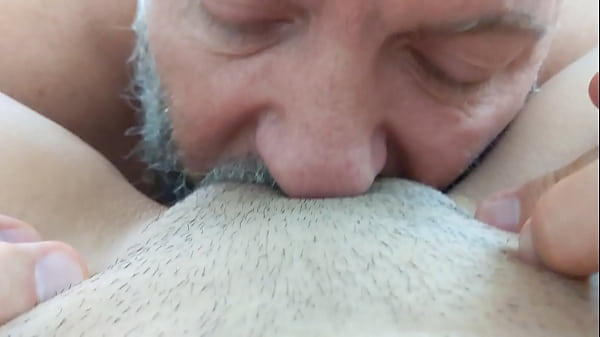 La hijastra dice que no disfruta del sexo oral, as&iacute; que el padrastro le muestra c&oacute;mo se hace correctamente