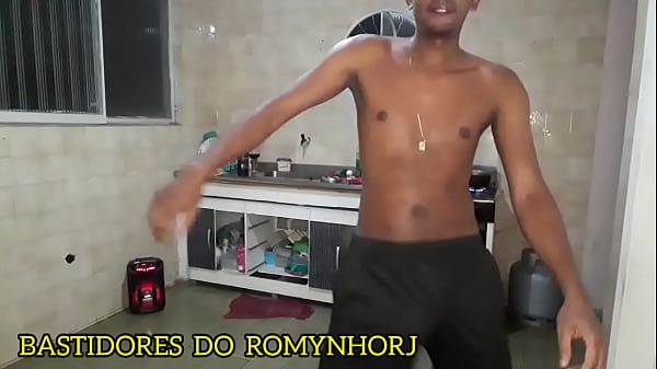 ATOR  porn&ocirc; fazendo jantar