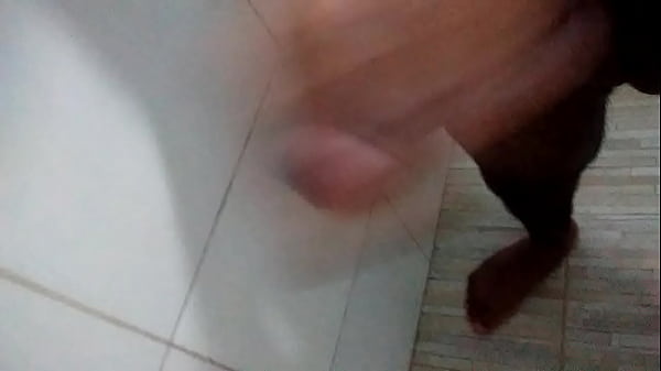 Gabriel gozando no banheiro 